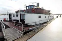 Hotel-dinner cruising barge